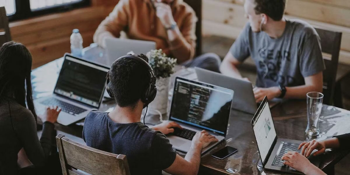 Mọi người làm việc cùng với MacBook 