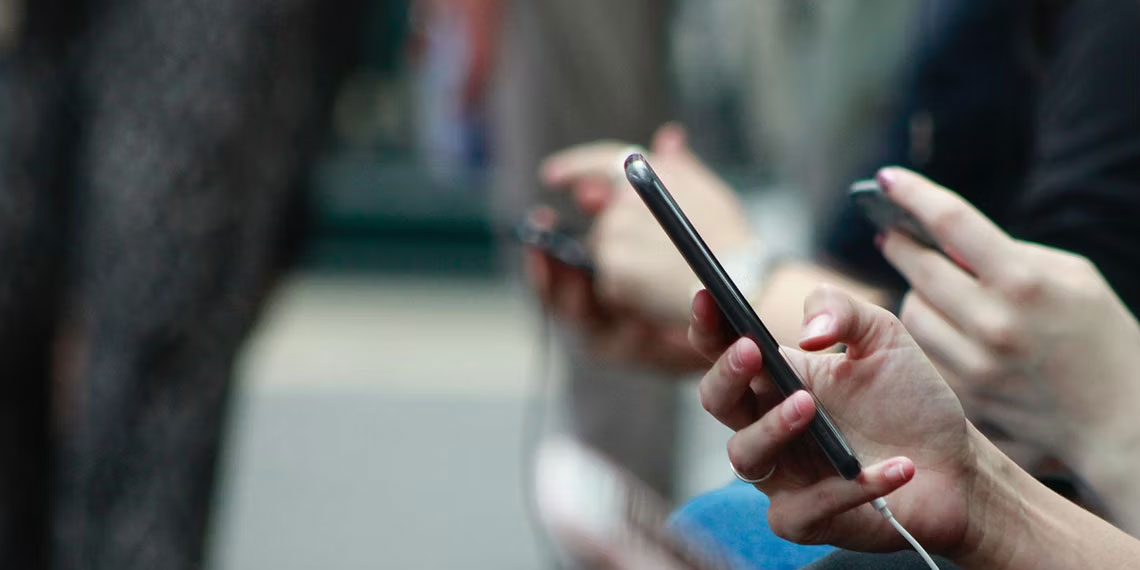 Dòng người nhìn vào điện thoại thông minh