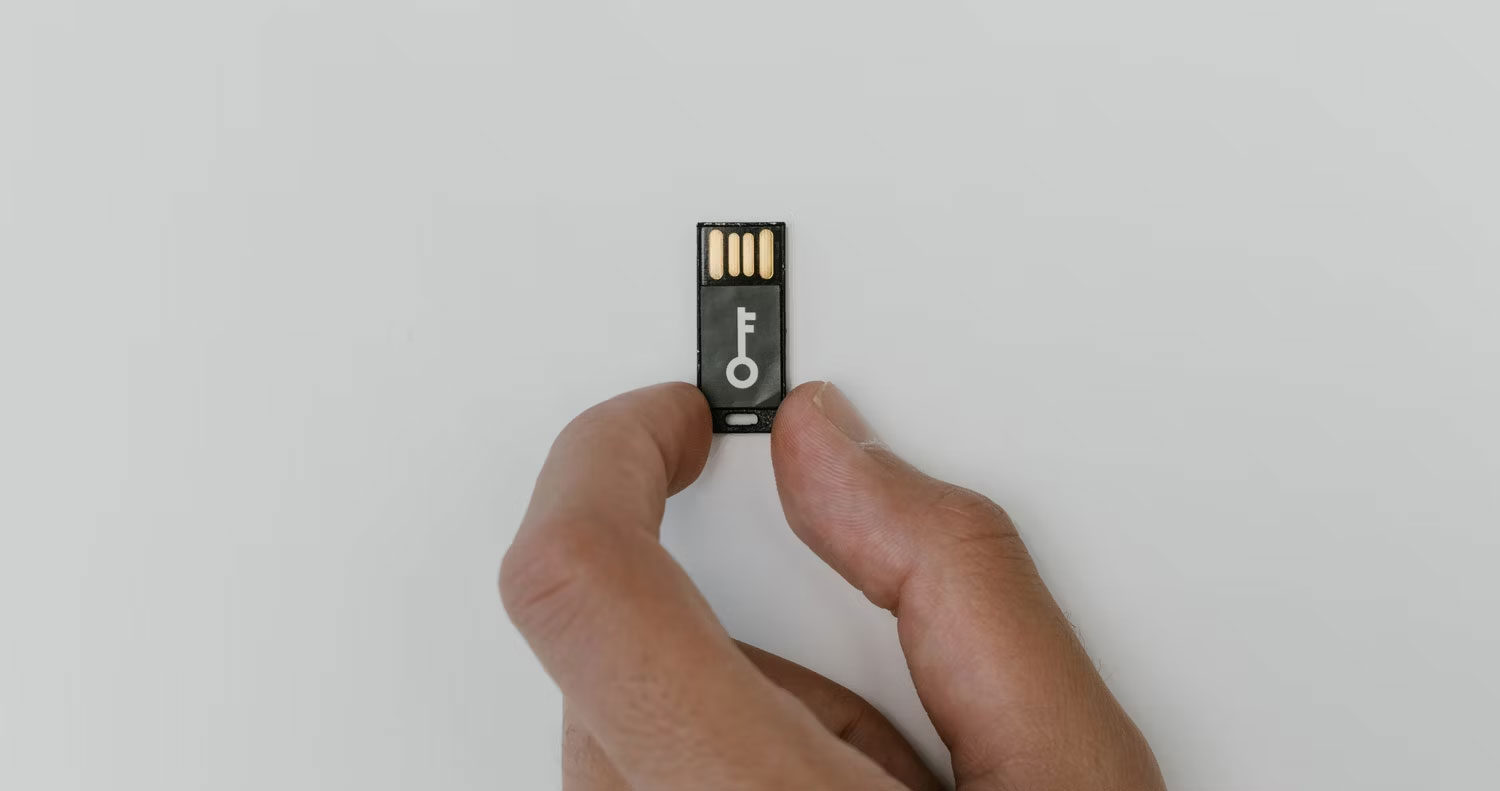 USB với biểu tượng chìa khóa ở phía trước