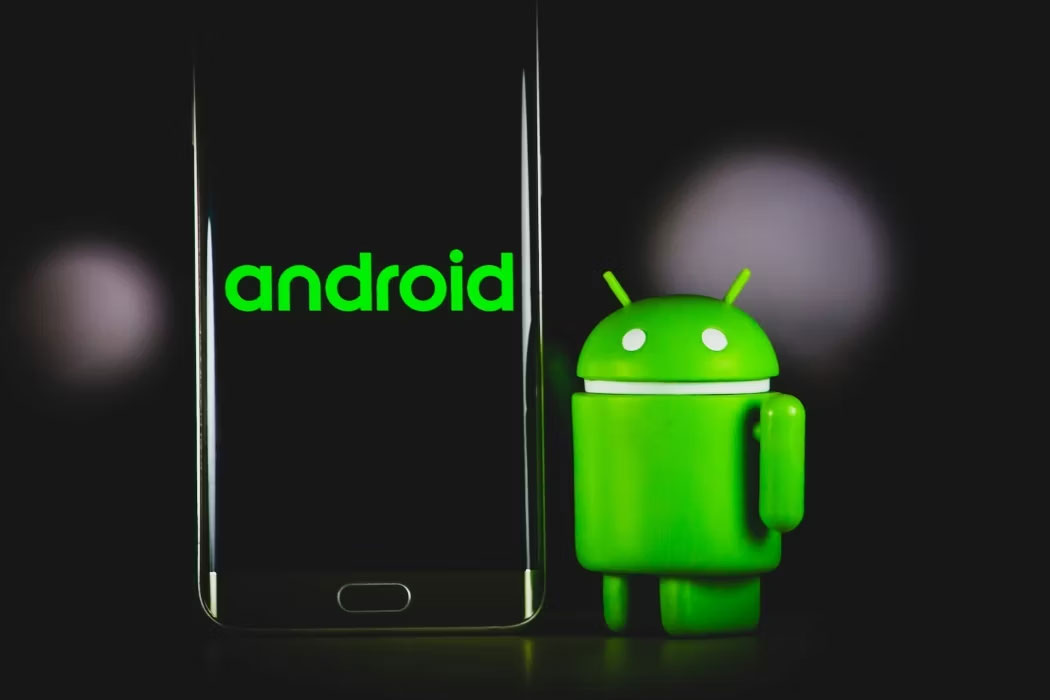 Một thiết bị di động chạy với logo Android và hệ điều hành Android