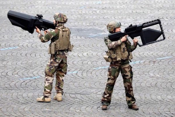 Bastille Frequency Cannons, đây là công cụ chống drone được đánh giá là hiệu quả nhất dù vẻ bề ngoài của chúng trông giống như một khẩu súng đồ chơi. Loại súng hạ drone bằng cách phá vỡ kết nối giữa drone và bộ điều khiển nên không gây thiệt hại cho drone cũng như môi trường xung quanh. Súng có khoảng cách sử dụng tối đa là 2,5km.