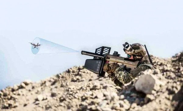 DroneDefender - Thiết bị này được phát triển bởi Battelle, nặng khoảng 7 kg và có thể hoạt động liên tục trong 2 giờ. DroneDefender buộc drone phải hạ cánh bằng cách phá vỡ kết nối giữa hệ thống điều khiển từ xa của chúng và GPS.