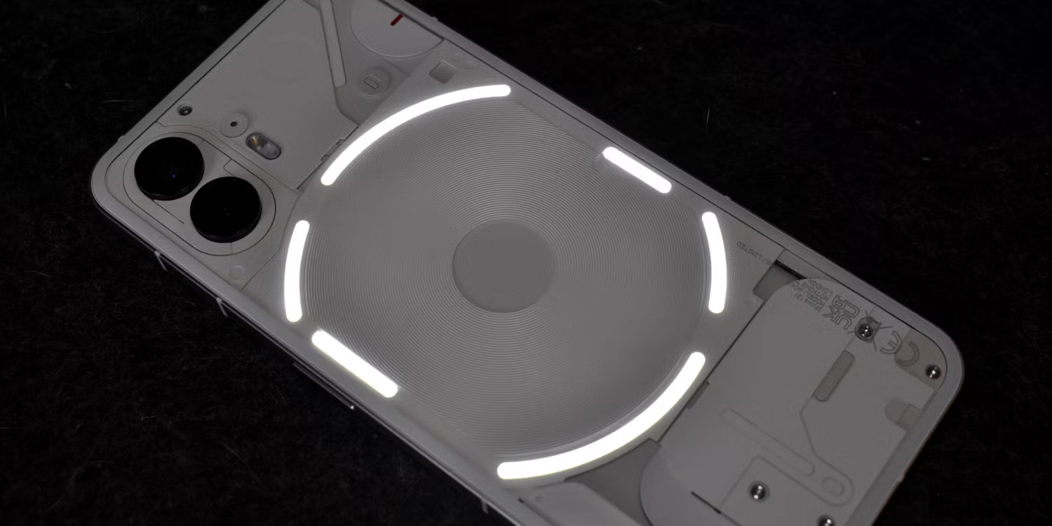 Nothing Phone 2 Glyph sáng lên nhìn từ trên xuống