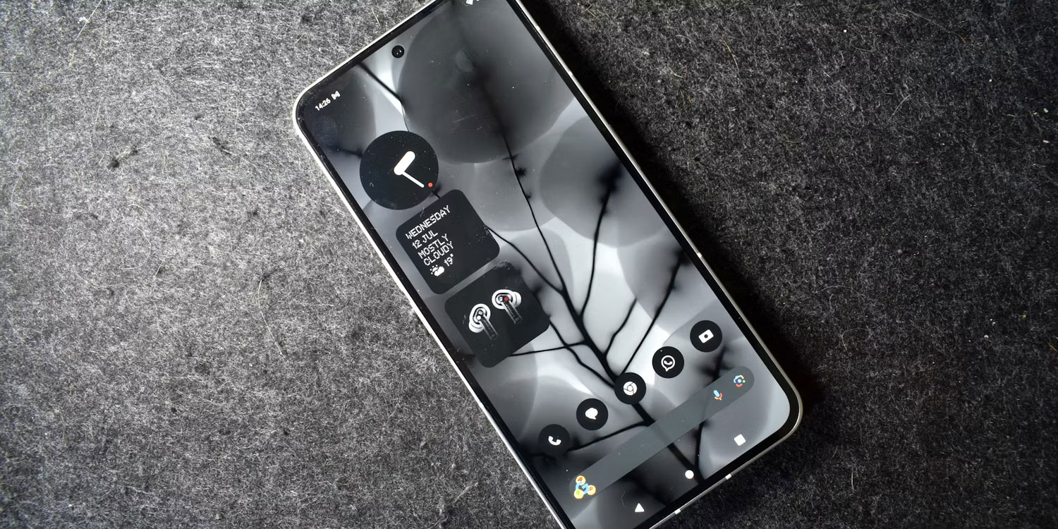 Màn hình Nothing Phone 2 nhìn từ trên xuống