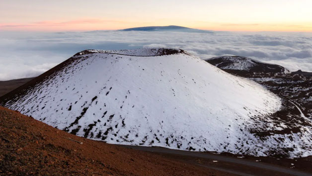 Nếu tính tổng từ chân núi tới đỉnh Mauna Kea là đỉnh núi cao hơn Everest. (Ảnh: NOAA).
