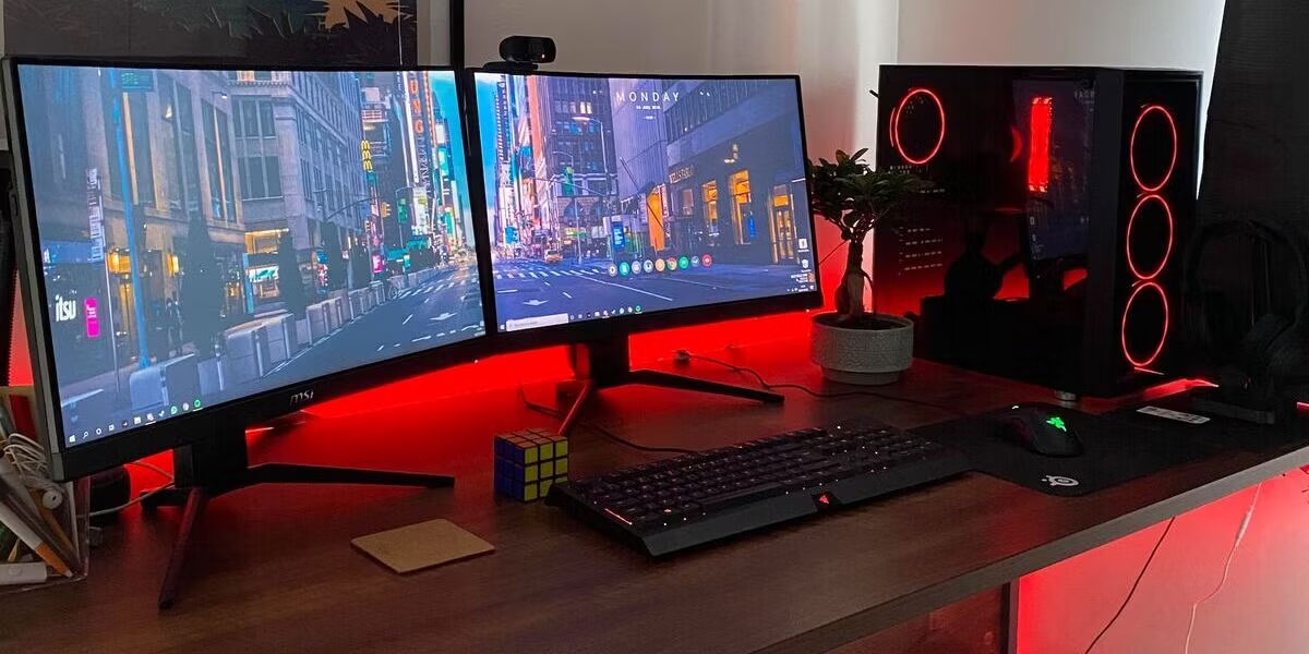 Màn hình kép được thiết lập để so sánh trực quan.