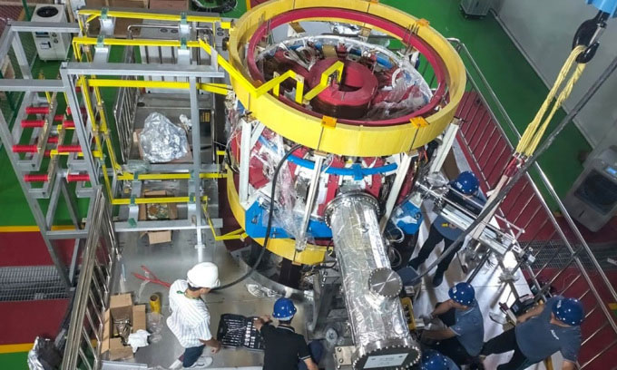 Các nhà khoa học Trung Quốc hỗ trợ Thái Lan lắp đặt lò Thái Lan Tokamak-1. Ảnh: SCMP.