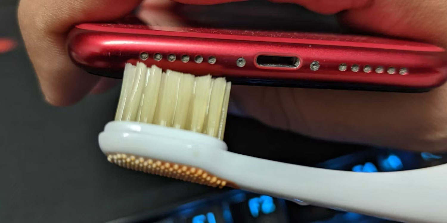Làm sạch loa iPhone bẩn bằng bàn chải đánh răng
