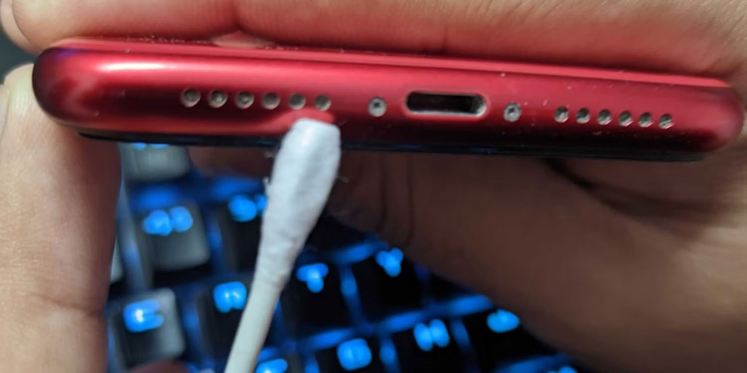 Làm sạch loa iPhone bẩn bằng tăm bông