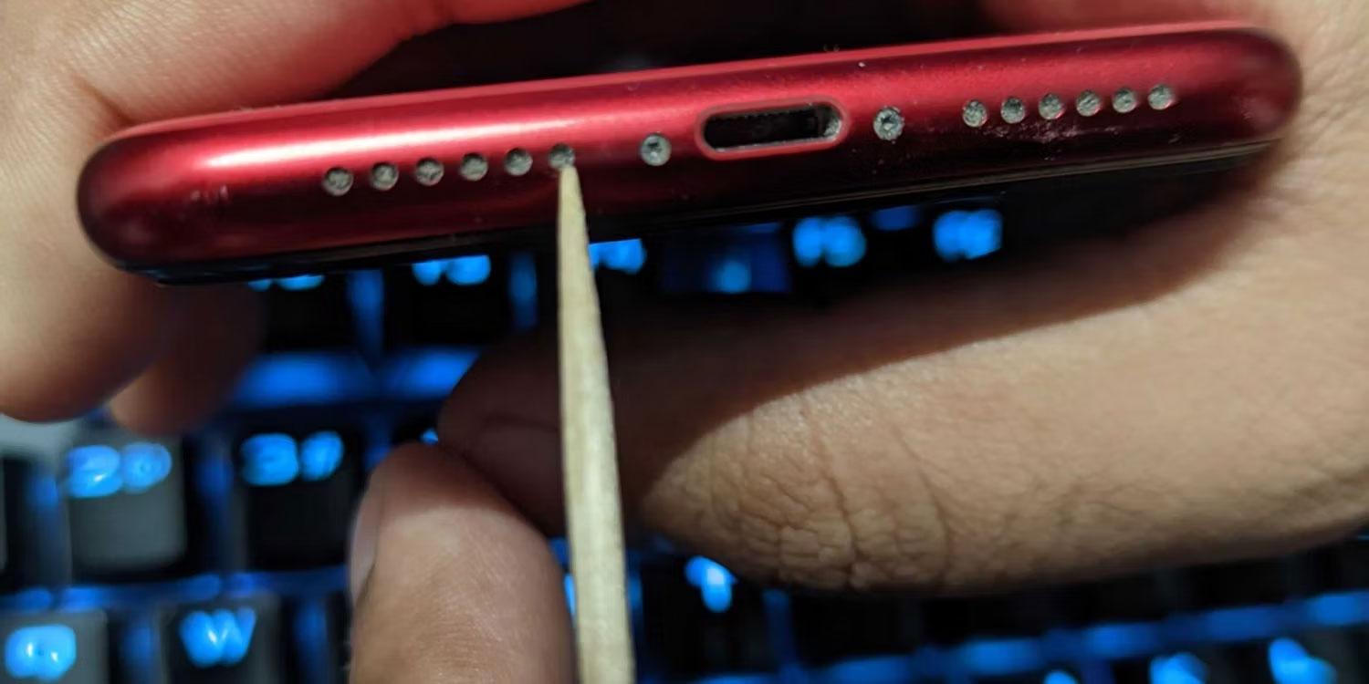 Làm sạch loa iPhone bẩn bằng tăm