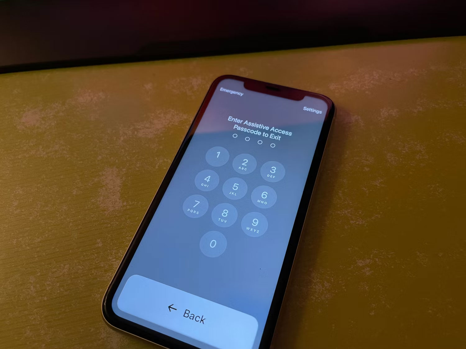 iPhone trên màn hình thoát Assistive Access