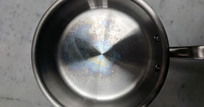 Vệt loang lổ nhiều màu trên xoong nồi