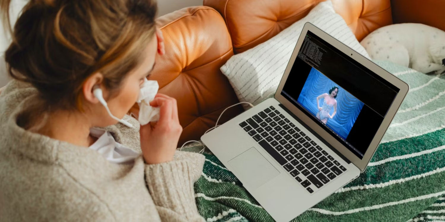 Người phụ nữ xem Taylor Swift bằng ytfzf trên Macbook