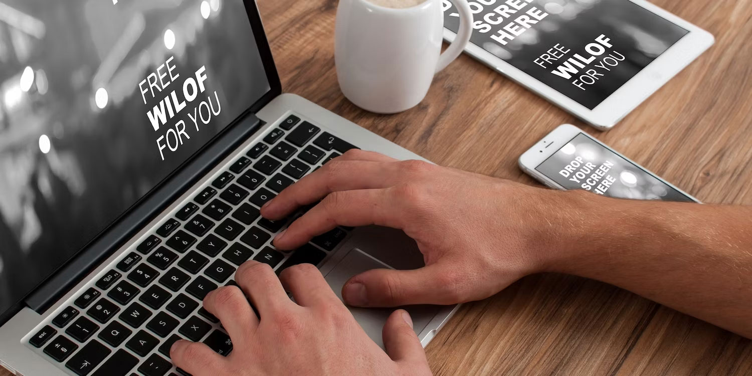 Máy tính xách tay, máy tính bảng và điện thoại hiển thị cùng một màn hình