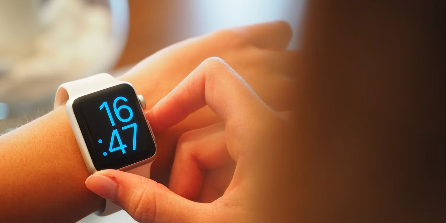 Đồng hồ thông minh hiển thị thời gian