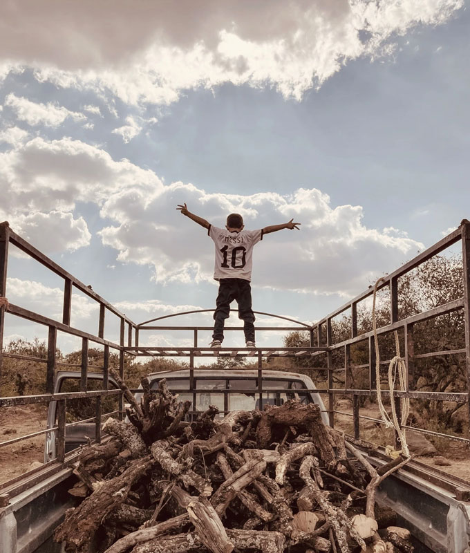 Người chiến thắng Giải thưởng Đặc biệt của IPPAWARDS năm 2023 là Ivan Silva tới từ Mexico với bức ảnh Anh hùng được chụp bằng iPhone 12 Pro. Trong ảnh, một cậu bé đang đứng trong tư thế anh hùng trên thùng sau của một chiếc xe tải.