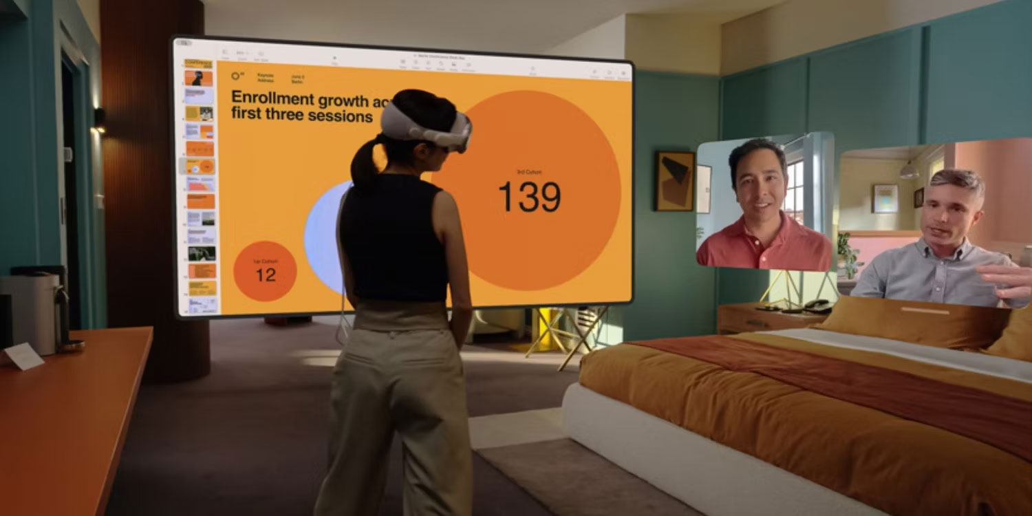 Người phụ nữ nói chuyện với đồng nghiệp trên FaceTime trong khi xem bài thuyết trình trong chế độ thực tế tăng cường trên headset Apple Vision Pro 