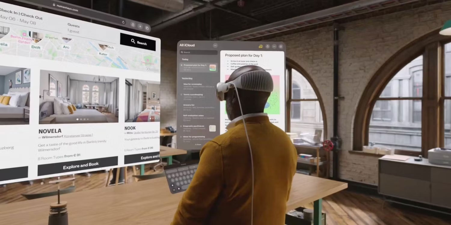 Người đàn ông mặc áo khoác vàng sử dụng Apple Vision Pro để duyệt Internet