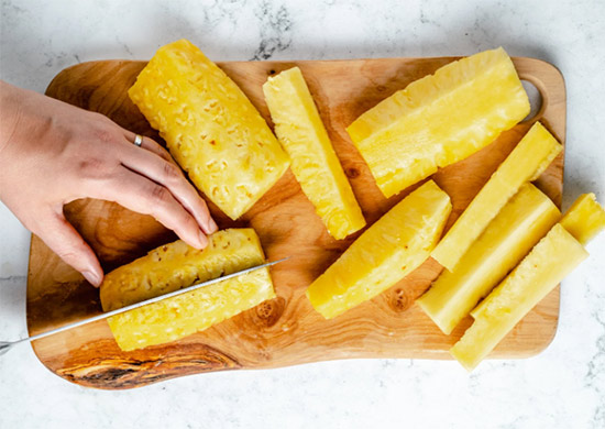 Chuẩn bị dứa xào thịt bò