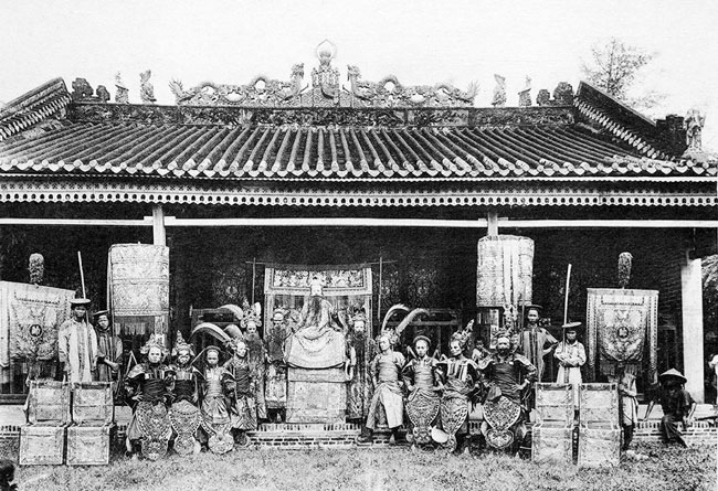 Một gánh hát dạo lưu diễn tại miền Nam đầu thế kỷ 20.