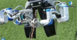 Robot leo dây sửa đường điện cao thế 