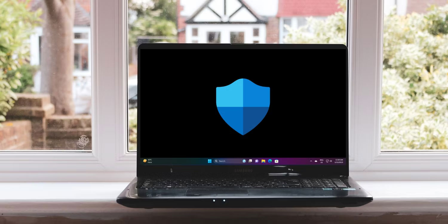 Logo Microsoft Defender trên màn hình laptop