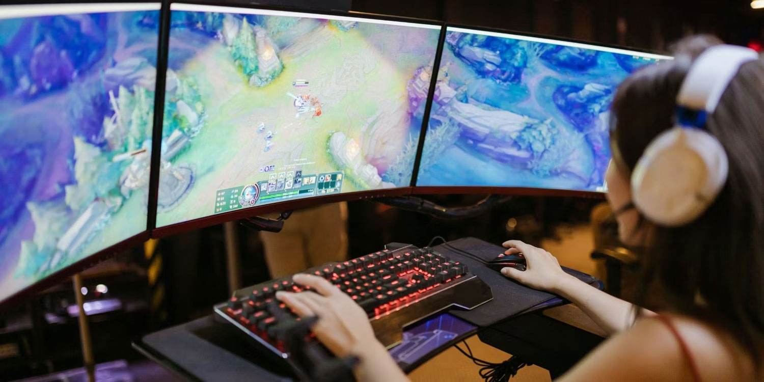 Người phụ nữ chơi game trên PC