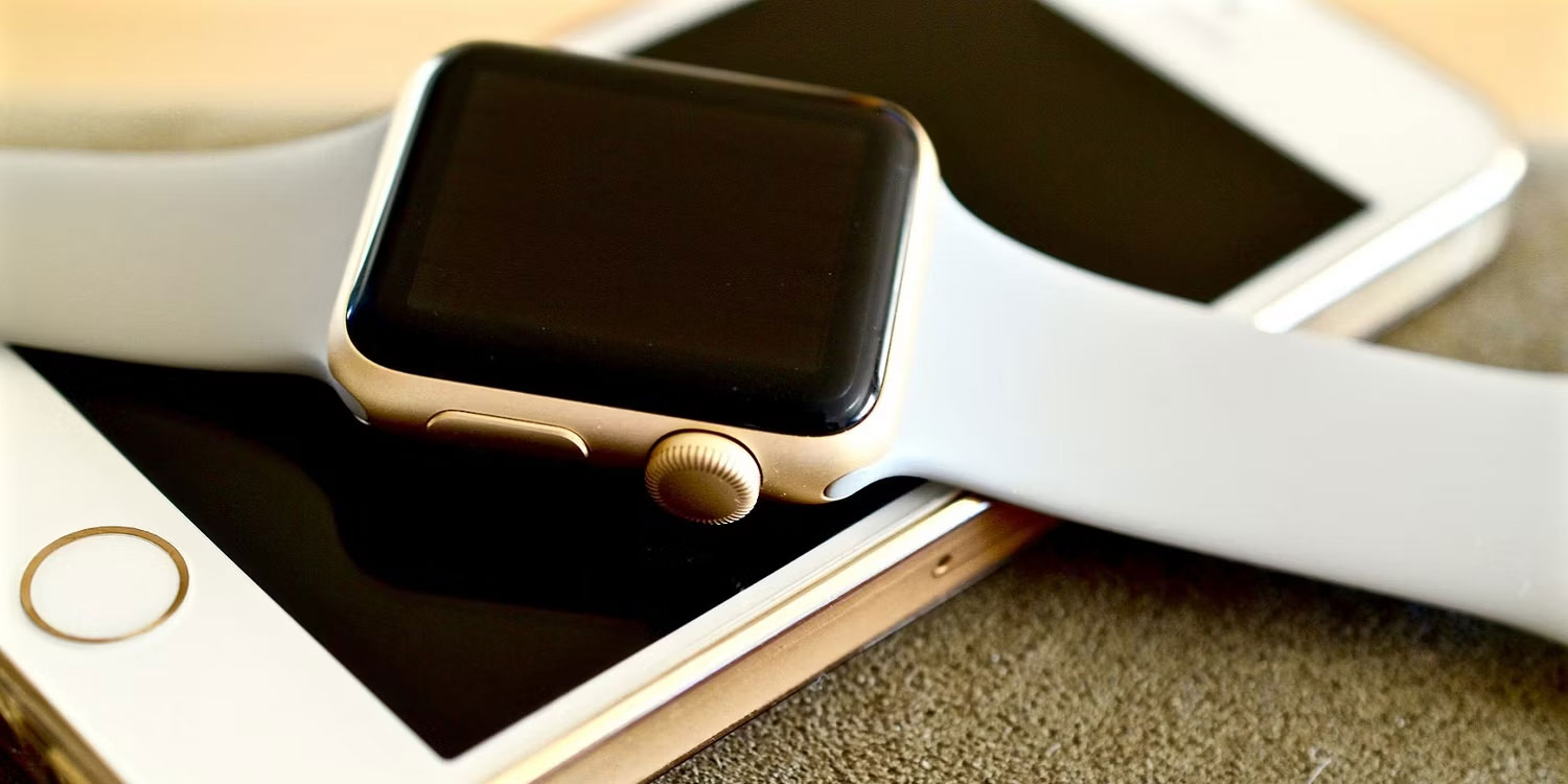 Apple Watch đặt trên iPhone