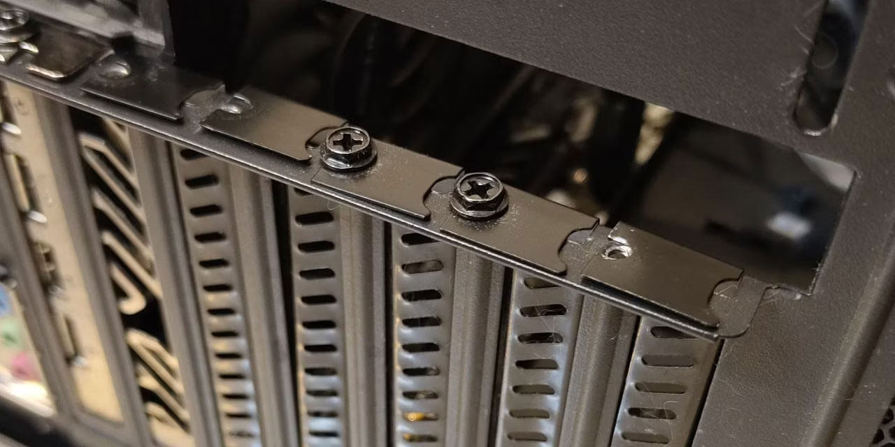 Tấm chắn PCIe trên case PC