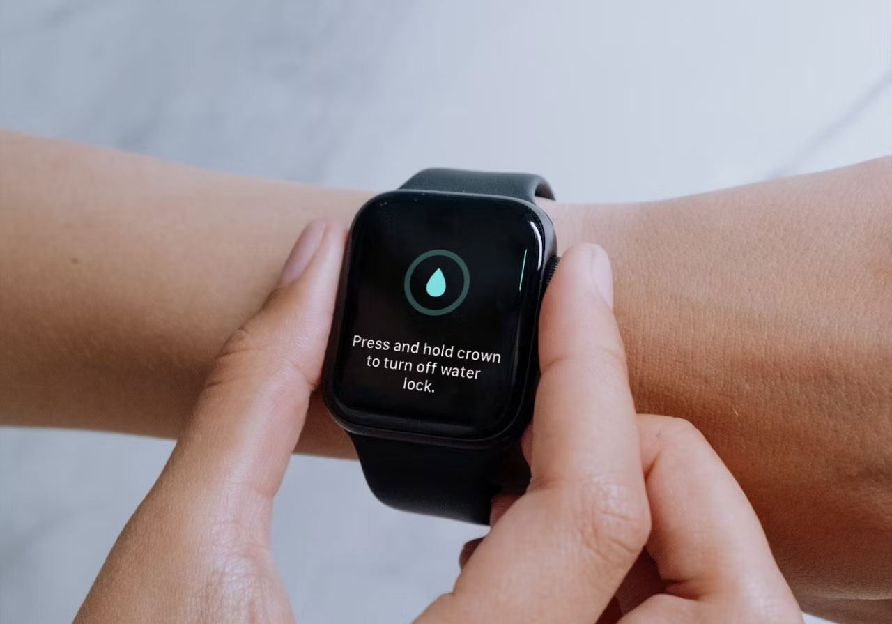 Đẩy nước ra khỏi Apple Watch