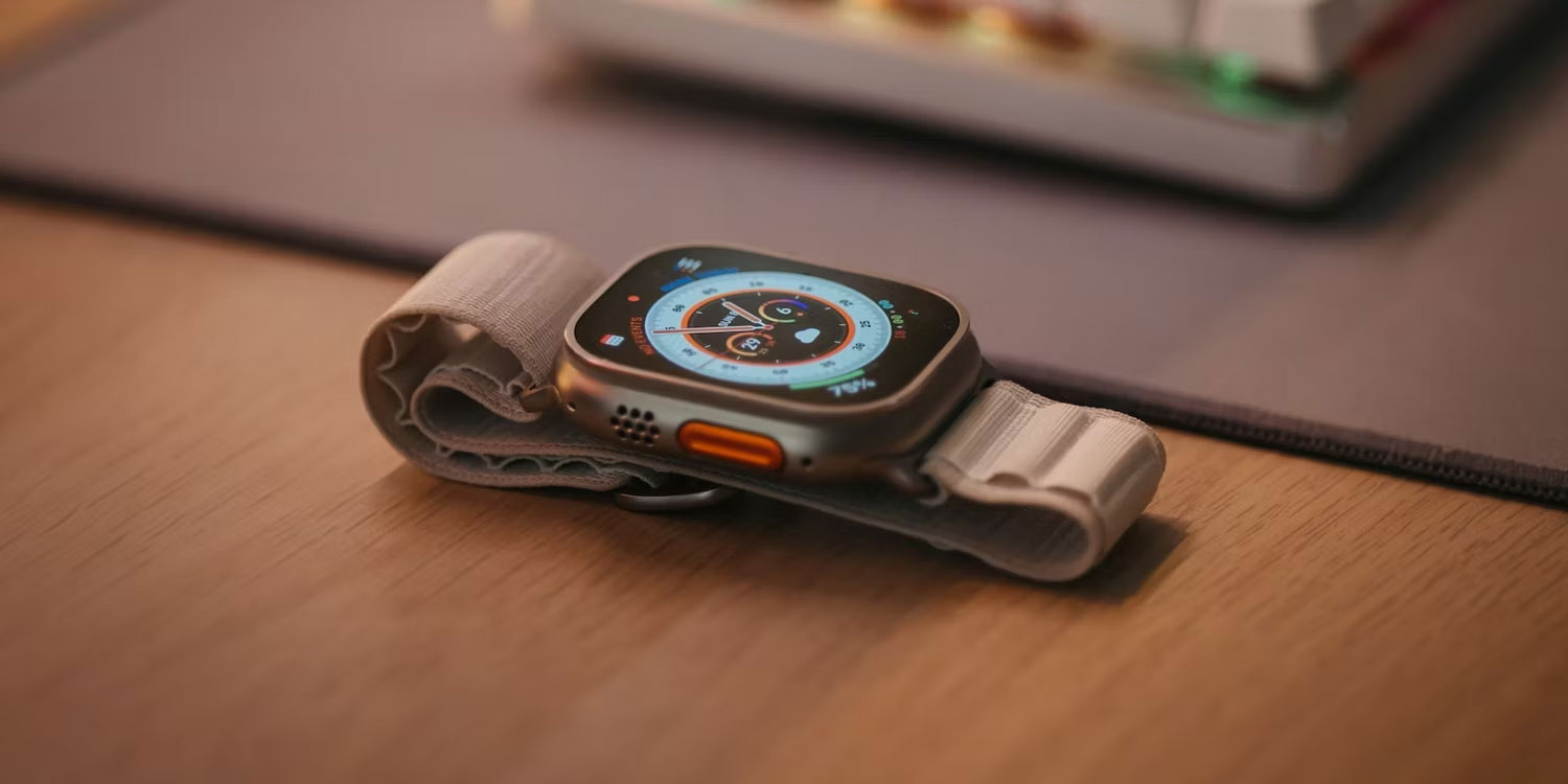 Apple Watch trên bàn máy tính