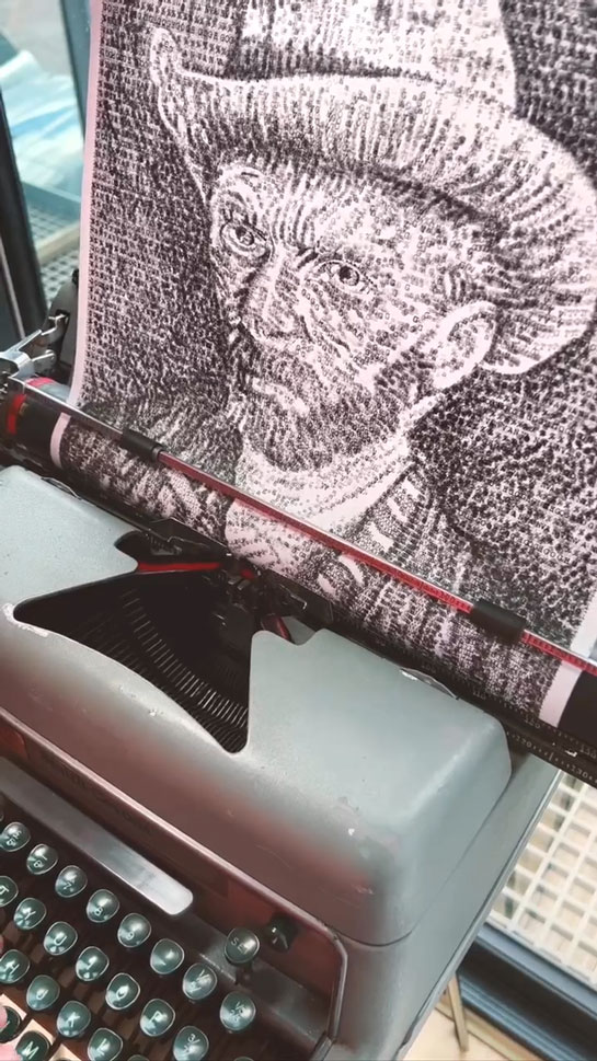 James Cook “vẽ” họa sĩ Van Gogh bằng máy đánh chữ khiến nhiều người không khỏi kinh ngạc. (Nguồn: @jamescookartwork)