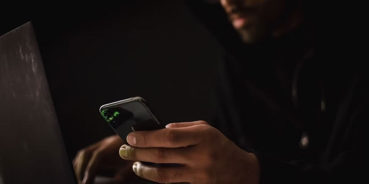 Tội phạm mạng hack điện thoại từ máy tính xách tay