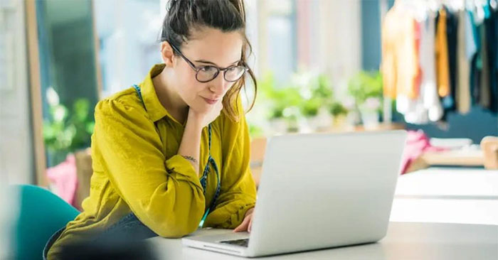 Ngưng thở trước màn hình