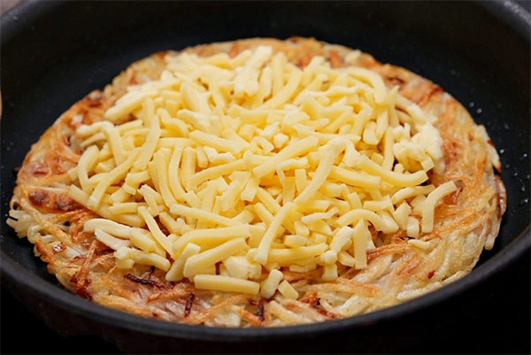 Rắc phô mai lên bánh pizza khoai tây 