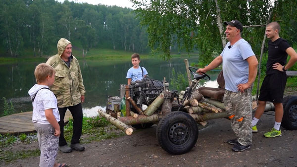 Khi nhóm Garage 54 lái chiếc xe ra đường, nhiều người đã chặn họ lại để đặt câu hỏi và tạo dáng chụp ảnh với “siêu xe”