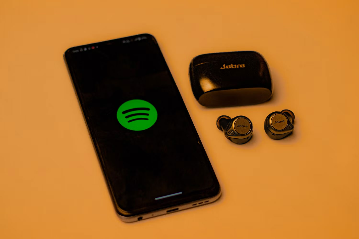 Điện thoại có logo Spotify