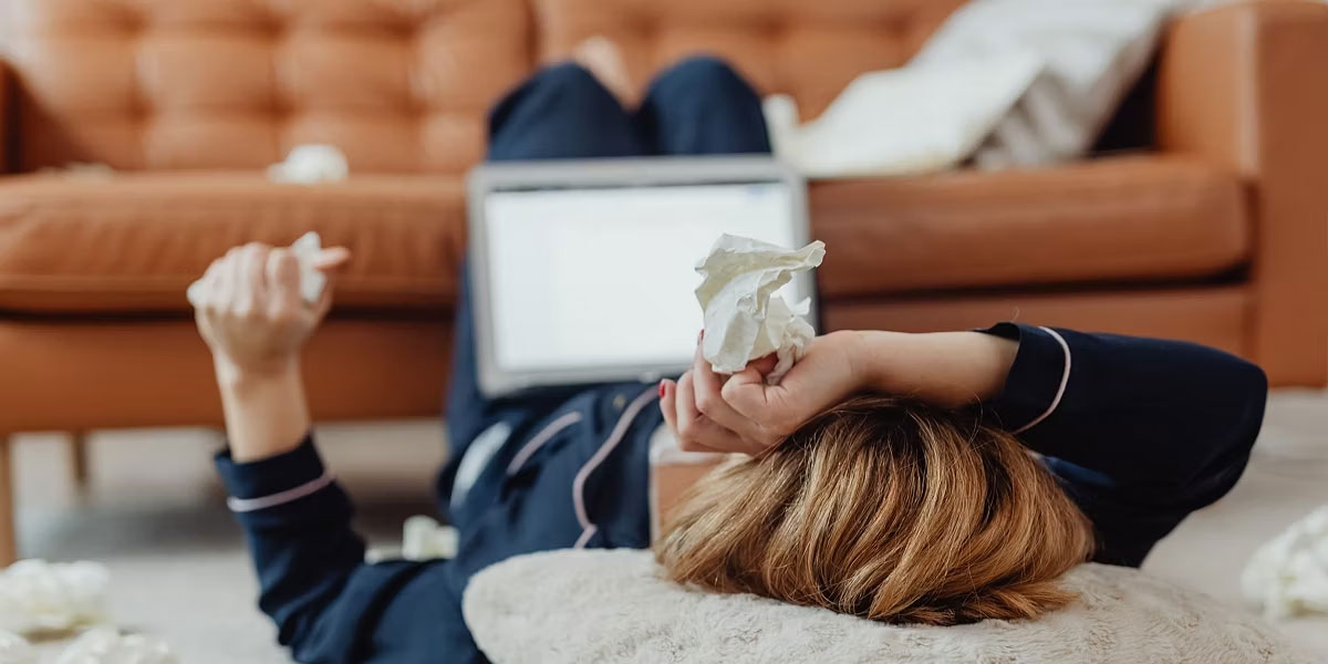 Người phụ nữ bị bệnh nằm trên mặt đất khi làm việc