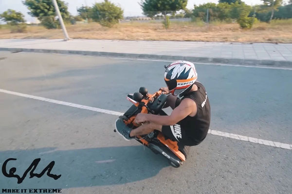 ‘Thân xe’ dốc về phía sau nên để điều khiển người lái phải ngả người ra sau và giữ chặt tay lái - Ảnh: Make It Extreme.