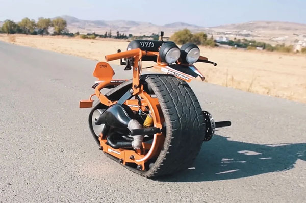 Trong quá trình phanh, chiếc xe máy nhỏ thường nghiêng về phía trước, và chỉ hơi nghiêng ngả một chút nhưng người lái có thể dễ dàng lấy lại kiểm soát. Ảnh: Make It Extreme.