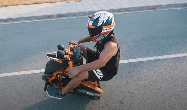 Make It Extreme đã tận dụng những thứ nằm trong bãi phế liệu để làm ống xả, hệ thống treo, ghi đông, yên xe và động cơ của chiếc xe. Ảnh: Make It Extreme.