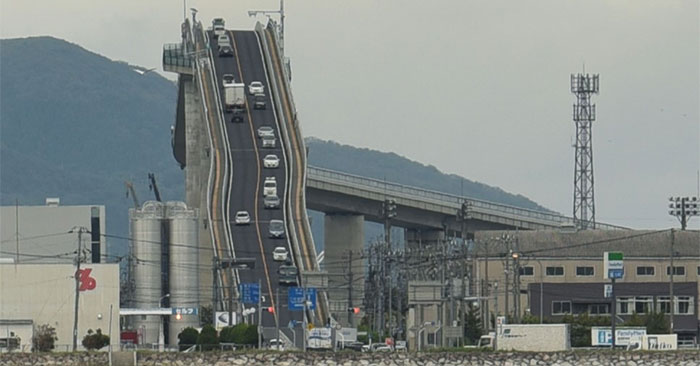 Cung đường trên cầu có tầm nhìn hướng ra hồ Nakaumi