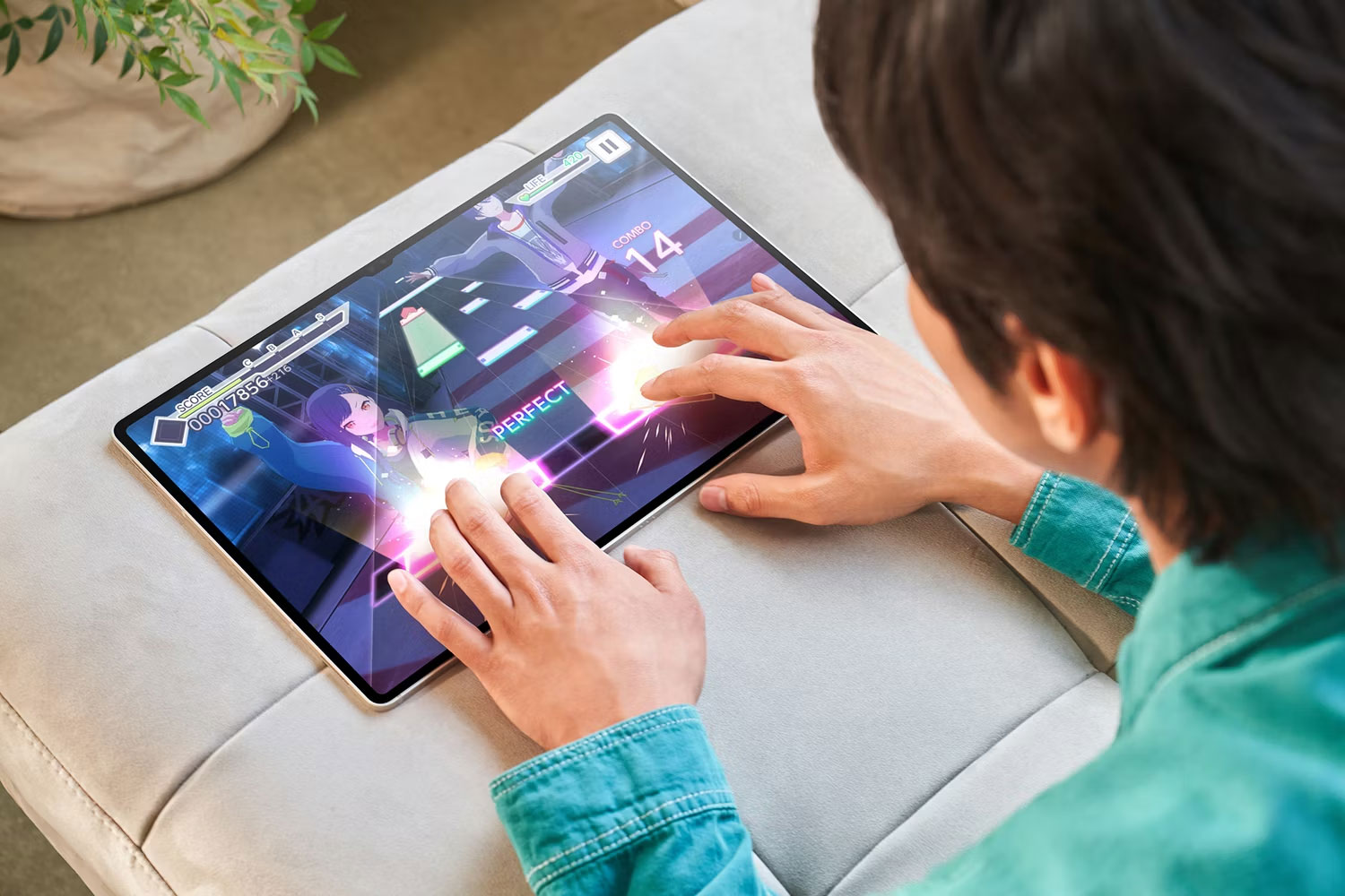 Chơi game trên máy tính bảng Samsung Galaxy S9.
