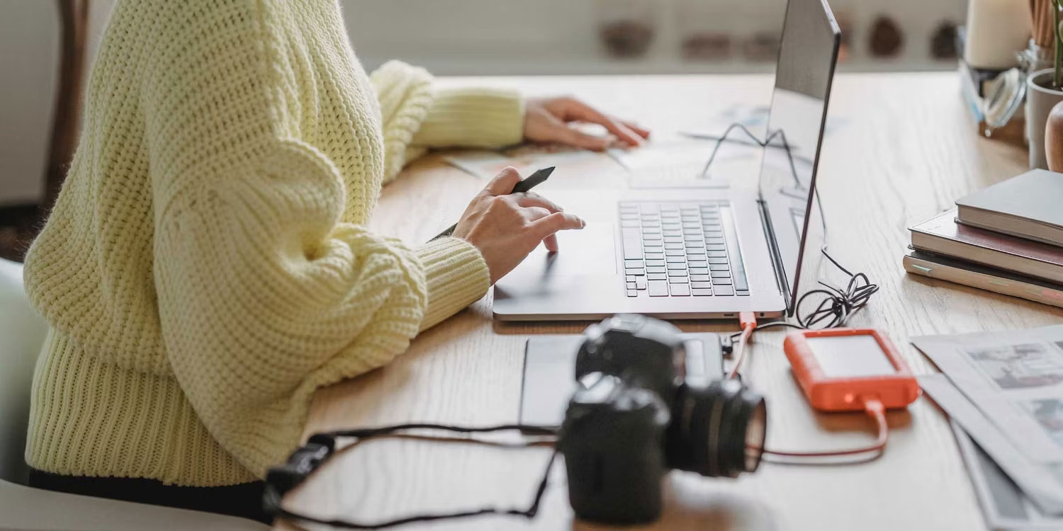 Một ổ cứng gắn ngoài được cắm vào máy tính xách tay