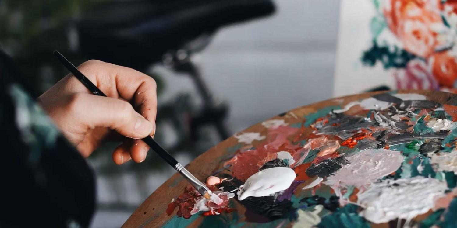 Họa sĩ sử dụng bảng màu và canvas