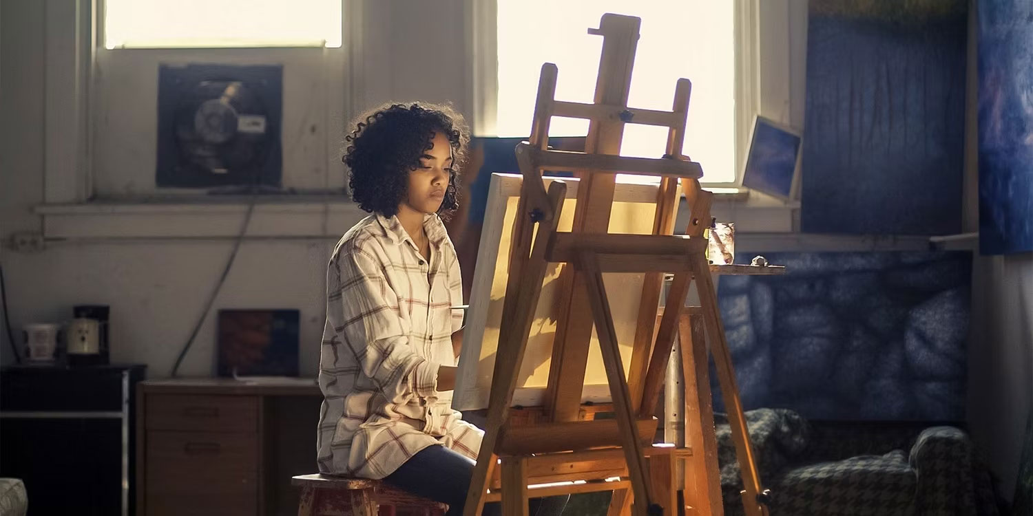 Nghệ sĩ vẽ tranh trên giá vẽ