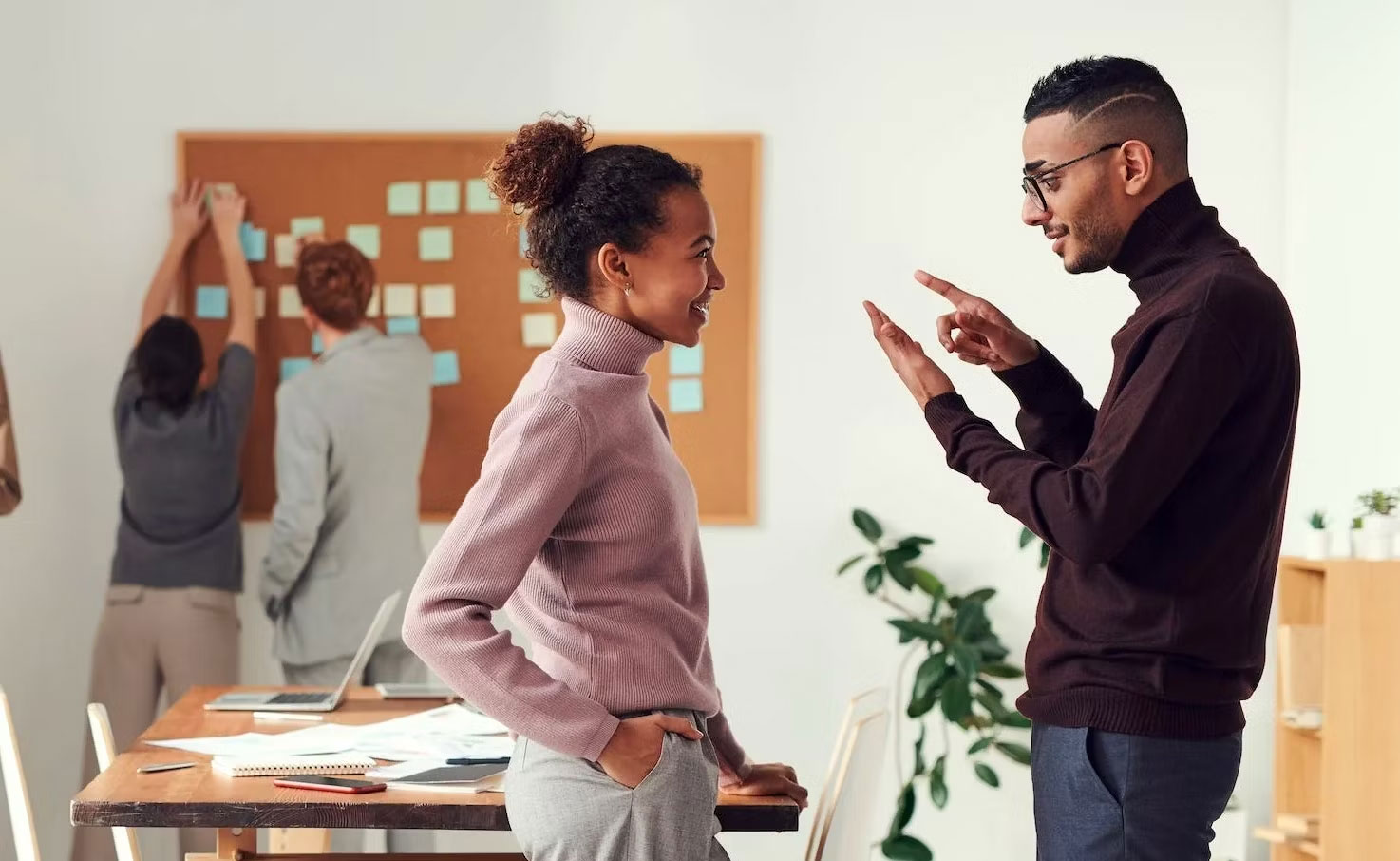 Hai người đang nói chuyện