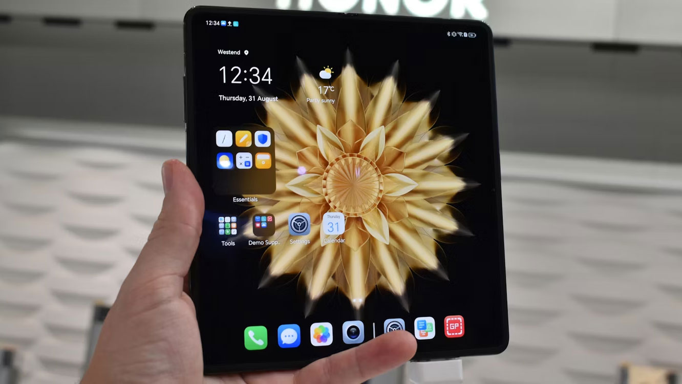 Honor Magic v2 được mở ra 