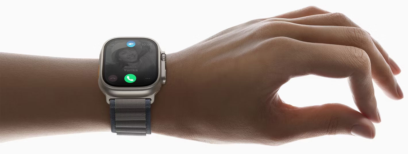 Apple Watch Ultra 2 trên tay một người đàn ông đang thực hiện cử chỉ chạm hai ngón tay.