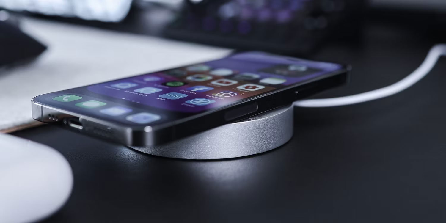 iPhone đang được sạc không dây bằng MagSafe